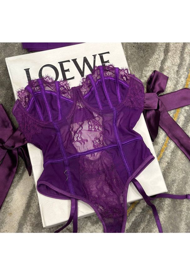 Intica - Body koronkowe z kokardkami na specjalne okazje Viktoriya. Kolor: fioletowy. Materiał: koronka. Długość: długie. Wzór: paski, koronka