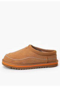 Ugg - Kapcie męskie UGG M TASMAN CALI WAVE. Okazja: na plażę. Kolor: brązowy. Materiał: materiał. Sezon: jesień, lato, zima. Styl: młodzieżowy