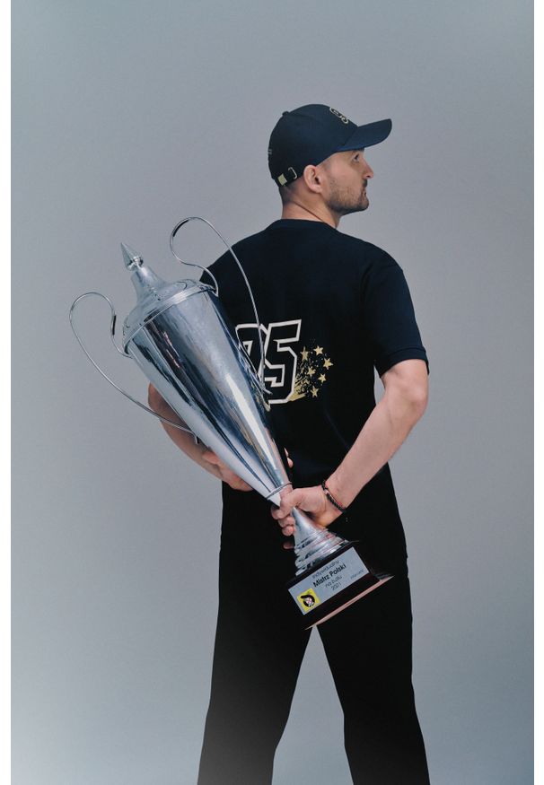 4f - 4F T-shirt regular z nadrukiem uniseks 4F x Bartosz Zmarzlik - czarny L. Okazja: na co dzień. Kolor: czarny. Materiał: materiał, bawełna. Wzór: nadruk. Styl: casual, klasyczny, sportowy