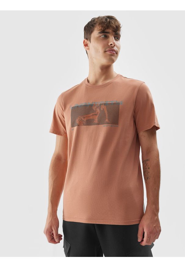 4f - T-shirt regular z nadrukiem męski. Kolor: różowy. Materiał: bawełna, dzianina. Wzór: nadruk