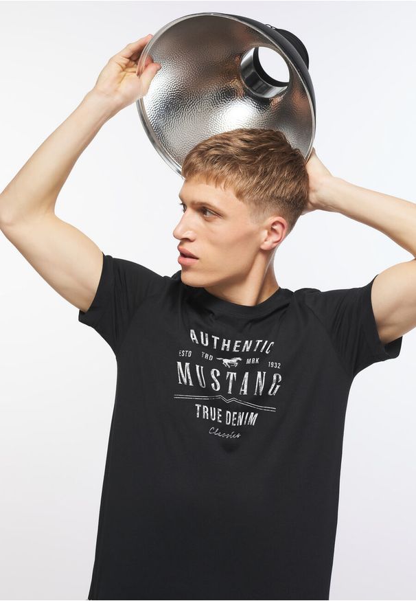 Mustang - MUSTANG ALEX C PRINT MĘSKI T-SHIRT KOSZULKA NADRUK BLACK 1012768 4142. Wzór: nadruk