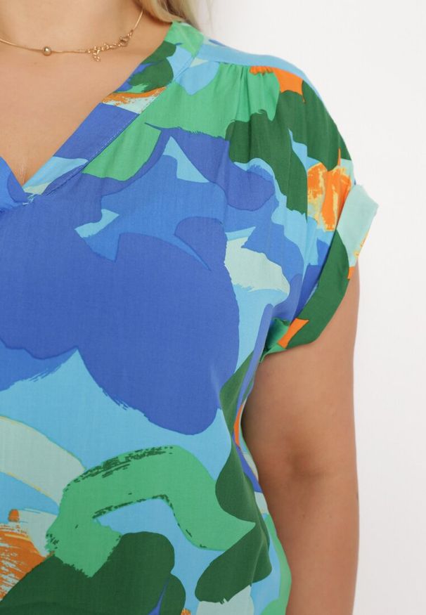 Born2be - Zielono-Granatowa Bluzka z Wiskozy w Abstrakcyjny Wzór z Krótkimi Rękawami Zleria. Okazja: na co dzień. Kolekcja: plus size. Kolor: zielony. Materiał: wiskoza. Długość rękawa: krótki rękaw. Długość: krótkie. Wzór: aplikacja. Styl: casual
