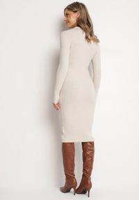 Born2be - Beżowa Dopasowana Sukienka Sweterkowa z Modalem i Wiskozą Ozdobiona Kołnierzykiem Seanelora. Kolor: beżowy. Materiał: wiskoza. Długość rękawa: długi rękaw. Wzór: aplikacja. Długość: midi #4