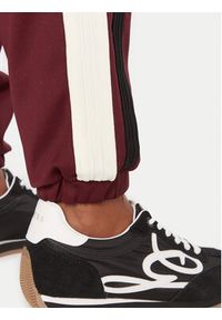 Guess Spodnie dresowe V5BB02 KCX22 Bordowy Regular Fit. Kolor: czerwony. Materiał: syntetyk #2