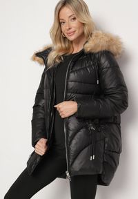 Born2be - Czarna Pikowana Kurtka o Trapezowym Kroju z Kapturem i Odpinanym Futerkiem Deolaine. Okazja: na co dzień. Typ kołnierza: kaptur. Kolor: czarny. Materiał: futro. Długość rękawa: długi rękaw. Długość: długie. Styl: casual, elegancki #1