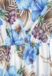 Renee - Niebieska Kopertowa Sukienka z Wiskozą i Gumką w Talii w Tropikalne Kwiaty Chionobe. Okazja: na co dzień, na spacer. Kolekcja: moda ciążowa. Kolor: niebieski. Materiał: wiskoza. Wzór: kwiaty. Sezon: lato. Typ sukienki: kopertowe. Styl: wakacyjny, casual, elegancki #7