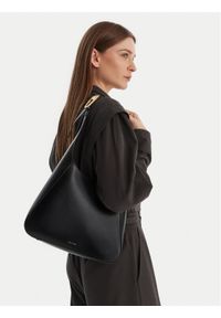 Calvin Klein Torebka Hardware Adj Strap Medium Bag LV04F3402G Czarny. Kolor: czarny. Materiał: skórzane #1