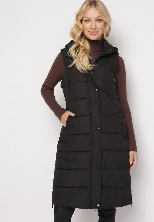 Born2be - Czarna Długa Kamizelka Bezrękawnik z Klasycznym Pikowaniem i Kapturem Shin. Typ kołnierza: golf. Kolor: czarny. Materiał: jeans, dzianina. Długość rękawa: bez rękawów. Długość: długie. Styl: klasyczny