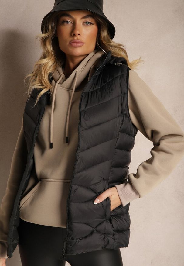 Renee - Czarna Kamizelka z Odpinanym Kapturem Ozdobiona Pikowaniem i Zasuwanymi Kieszeniami Valentea. Okazja: na co dzień. Kolor: czarny. Materiał: jeans. Wzór: aplikacja. Styl: elegancki, casual