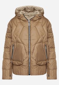 Born2be - Ciemnobeżowa Dwustronna Kurtka Pikowana z Kieszeniami i Kapturem Eralethra. Okazja: na spacer, na co dzień. Kolor: beżowy. Materiał: jeans. Długość rękawa: długi rękaw. Długość: długie. Wzór: aplikacja. Styl: casual, elegancki #4