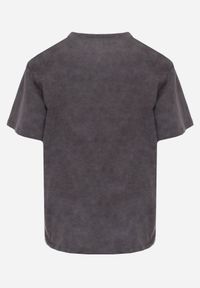 Born2be - Ciemnoszary T-shirt z Bawełny o Kroju Oversize z Napisem Orinvyra. Okazja: na co dzień, do pracy, na spotkanie biznesowe. Kolor: szary. Materiał: bawełna. Wzór: napisy. Styl: casual, biznesowy, elegancki #5