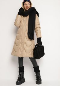 Born2be - Beżowa Pikowana Kurtka o Długim Kroju z Kapturem Kieszeniami i Odpinanym Futerkiem Liliraeth. Okazja: na co dzień, na spacer. Typ kołnierza: kaptur. Kolor: beżowy. Materiał: futro. Długość rękawa: długi rękaw. Długość: długie. Wzór: aplikacja. Styl: casual, elegancki #2