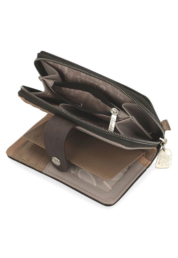 Portfel damski Anekke, z dekoracyjnym nadrukiem i metalowym logo zamykany na klapę wyposażony w przegrody na banknoty kieszeń na monety oraz liczne m. Kolor: brązowy. Wzór: nadruk