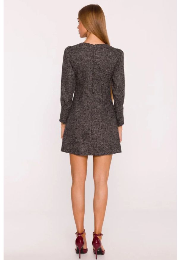 MOE - Elegancka sukienka tweedowa trapezowa mini czarna. Okazja: na spotkanie biznesowe, do pracy, na co dzień. Typ kołnierza: dekolt w łódkę, kokarda. Kolor: szary, czarny, różowy. Wzór: melanż, aplikacja. Typ sukienki: trapezowe. Materiał: tkanina, materiał, dzianina. Długość rękawa: długi rękaw. Sezon: lato. Styl: elegancki. Długość: mini