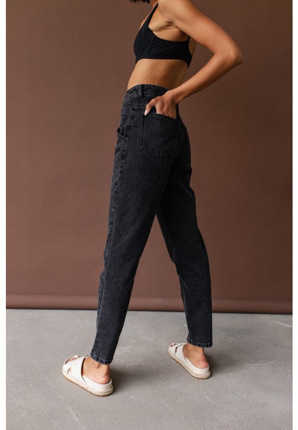 marsala-butik.pl - Spodnie jeansowe typu mom fit w kolorze BLACK JEANS - JUST-L. Stan: podwyższony. Materiał: jeans. Wzór: gładki