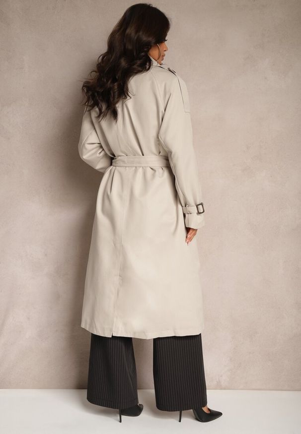 Renee - Jasnobeżowy Oversizowy Płaszcz Trencz o Dwurzędowym Kroju z Paskiem Darinella. Okazja: na co dzień. Kolor: beżowy. Materiał: jeans. Styl: elegancki, casual