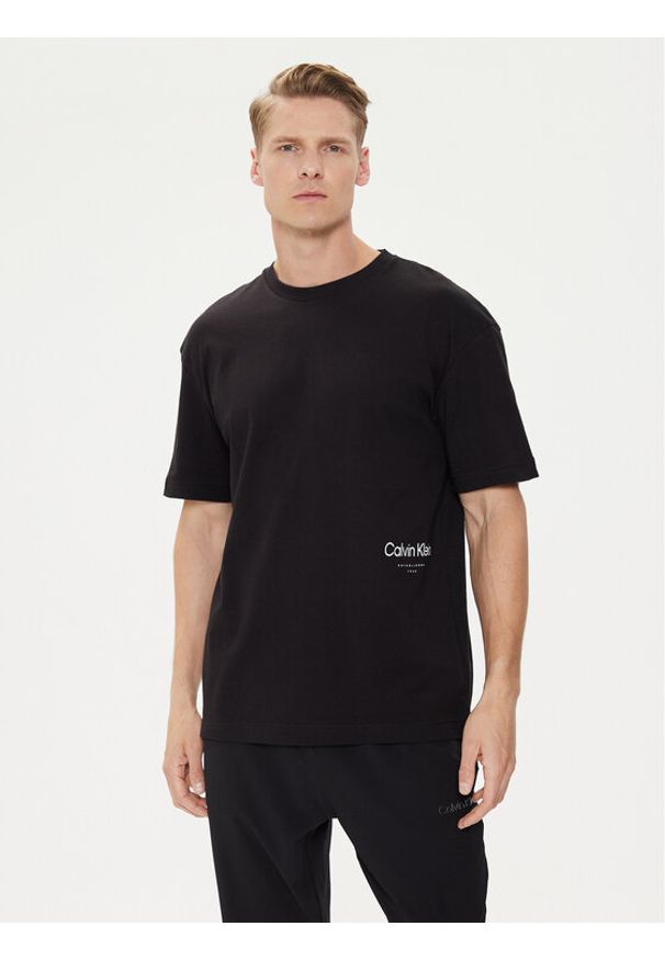 Calvin Klein T-Shirt Off Placement K10K113102 Czarny Regular Fit. Kolor: czarny. Materiał: bawełna