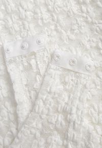 Renee - Białe Body z Koronki o Dopasowanym Kroju z Krótkim Rękawem Adradina. Okazja: na co dzień. Kolor: biały. Materiał: koronka. Długość rękawa: krótki rękaw. Długość: krótkie. Wzór: koronka. Sezon: lato. Styl: casual #3