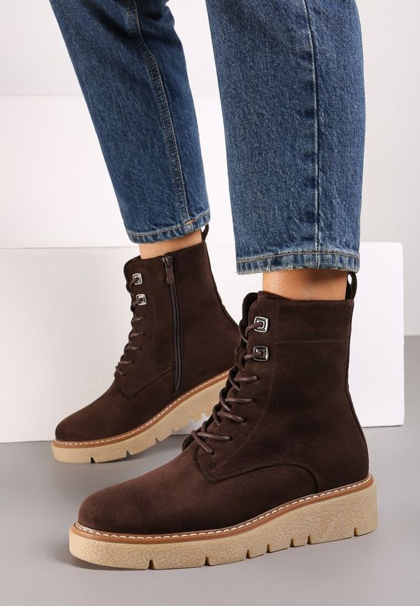 Born2be - Brązowe Płaskie Botki w Stylu Workerów ze Sznurowaniem Riannaela. Okazja: na co dzień. Zapięcie: sznurówki. Kolor: brązowy. Materiał: jeans. Wzór: moro. Obcas: na obcasie. Styl: elegancki, militarny, klasyczny, casual. Wysokość obcasa: niski