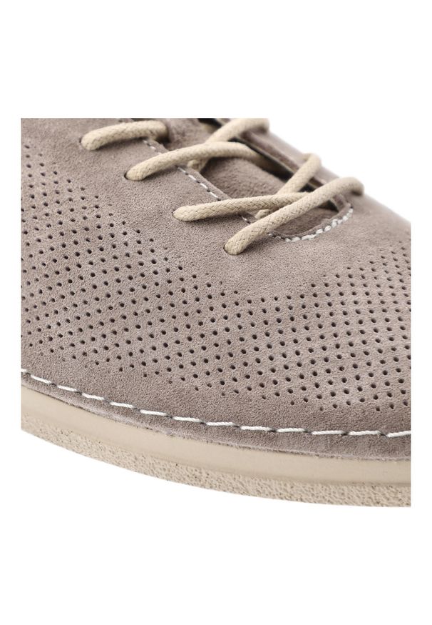 Półbuty damskie S.Barski cholewka ze skóry naturalnej z drobną perforacją klasyczne sznurowanie smukły fason zaokrąglony nosek niska jednolita podesz. Okazja: na co dzień. Zapięcie: sznurówki. Kolor: szary. Materiał: skóra. Szerokość cholewki: normalna. Wzór: jednolity. Styl: klasyczny