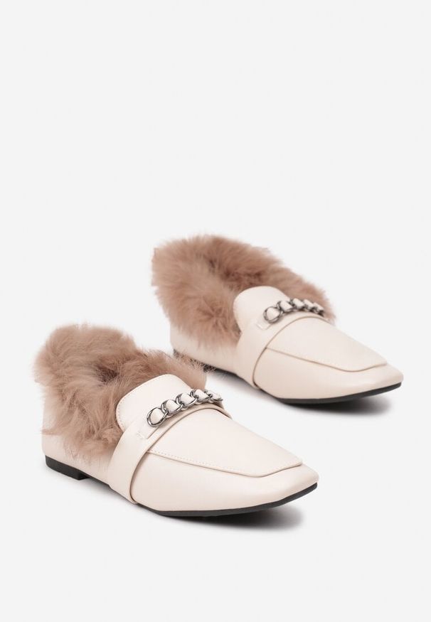 Born2be - Beżowe Płaskie Mokasyny Ozdobione Metaliczną Aplikacją i Futerkiem Emindira. Okazja: na co dzień. Kolor: beżowy. Materiał: futro. Wzór: aplikacja. Sezon: lato. Styl: casual, elegancki, klasyczny