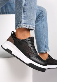 Renee - Czarne Sneakersy Zdobione Wstawką Lerijane. Kolor: czarny. Materiał: koronka. Wzór: aplikacja #5
