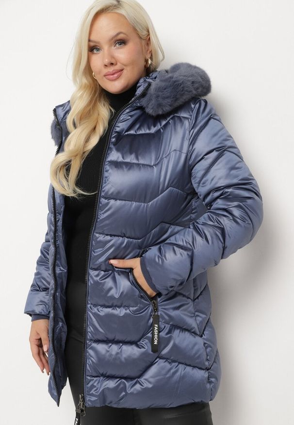 Born2be - Granatowa Kurtka z Pikowanymi Przeszyciami i Odpinanym Futerkiem przy Kapturze Vensie. Okazja: na co dzień. Kolekcja: plus size. Kolor: niebieski. Materiał: futro. Styl: elegancki, casual, klasyczny