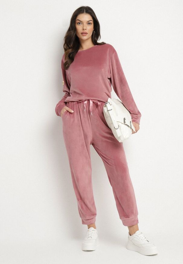 Born2be - Ciemnoróżowy Welurowy Komplet Dresowy Bluza i Spodnie Typu Jogger Lisilwena. Kolor: różowy. Materiał: dresówka, welur. Sport: turystyka piesza