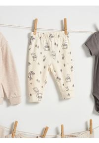 Sinsay - Spodnie z polarem w środku Winnie the Pooh - kremowy. Kolor: kremowy. Materiał: polar #1
