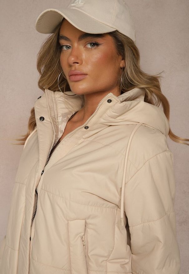 Renee - Ciemnobeżowa Kurtka z Szerokim Pikowaniem i Nieodpinanym Kapturem Ninilira. Okazja: na spacer. Kolor: beżowy. Materiał: jeans