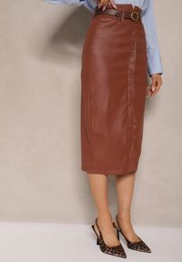 Renee - Jasnobrązowa Spódnica z Ekoskóry High Waist z Rozcięciem i Napami z Przodu Asttia. Okazja: na co dzień. Stan: podwyższony. Kolor: brązowy. Materiał: bawełna. Sezon: zima, jesień. Styl: casual #5