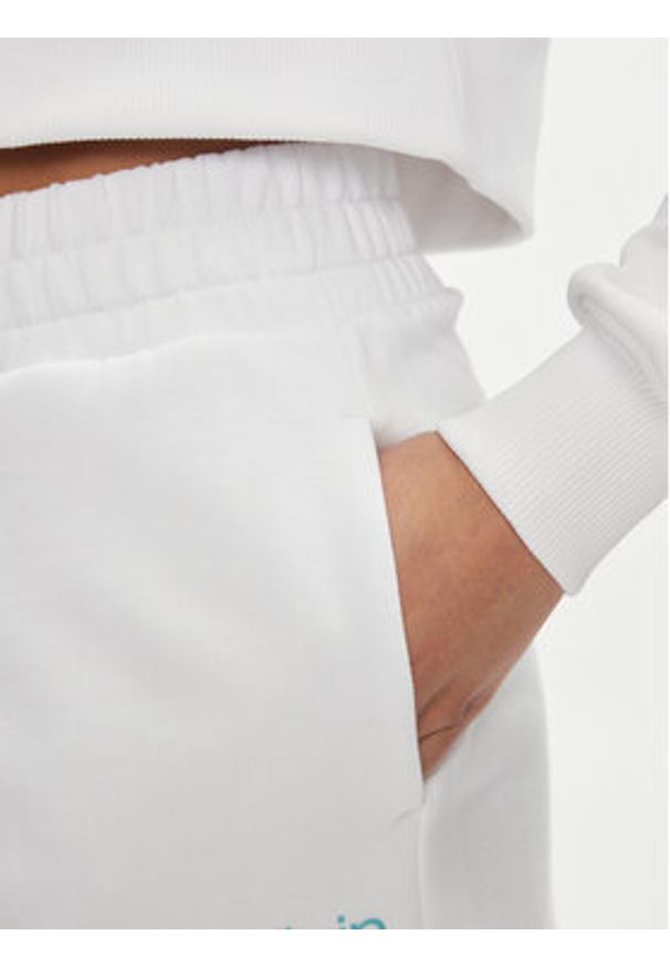 Calvin Klein Jeans Szorty sportowe Stacked Institutional J20J223136 Biały Relaxed Fit. Kolor: biały. Materiał: bawełna