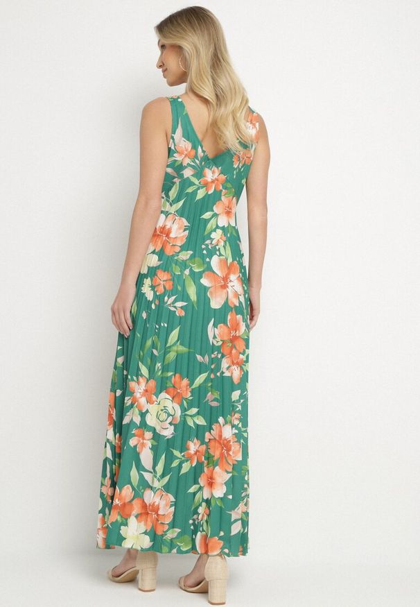 Born2be - Ciemnozielona Sukienka o Rozkloszowanym Kroju z Plisami i Dekoltem w Serek Nitolina. Okazja: na co dzień, na spacer. Typ kołnierza: dekolt w serek. Kolor: zielony. Materiał: jeans. Długość rękawa: na ramiączkach. Typ sukienki: rozkloszowane. Styl: casual