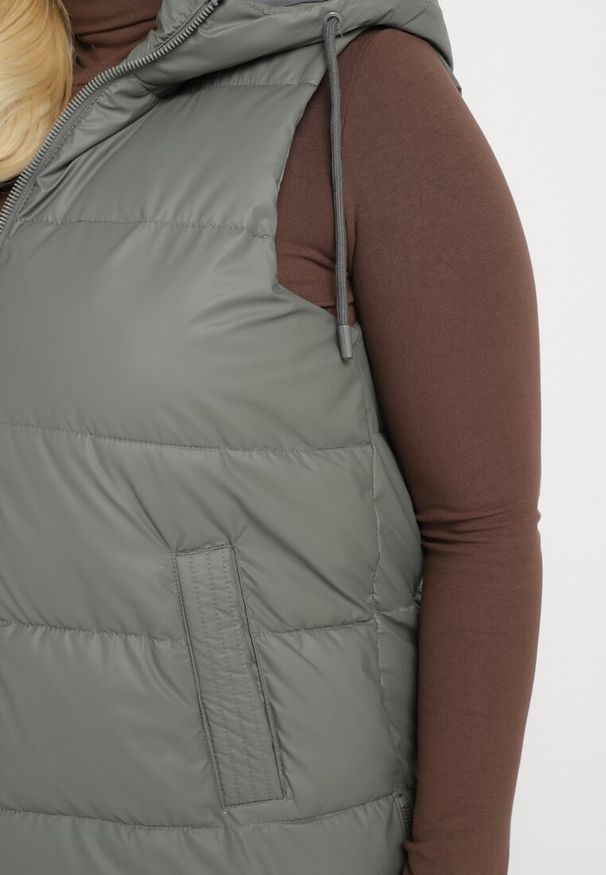 Born2be - Ciemnoszara Pikowana Kamizelka z Kapturem na Suwak i Napy Timella. Okazja: na co dzień, na spacer. Typ kołnierza: kaptur. Kolekcja: plus size. Kolor: szary. Materiał: jeans. Wzór: aplikacja. Styl: elegancki, klasyczny, casual