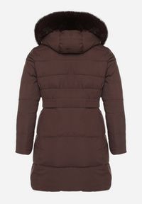 Born2be - Brązowa Pikowana Kurtka z Kapturem z Futrem i Paskiem w Talii Acendria. Okazja: na co dzień. Typ kołnierza: kaptur. Kolekcja: plus size. Kolor: brązowy. Materiał: futro. Styl: klasyczny, casual #6