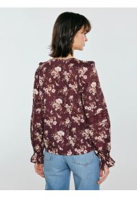 Big-Star - Bluzka damska z kwiatowym nadrukiem ciemnobrązowa Zala 804. Okazja: na co dzień. Typ kołnierza: kołnierz z falbankami, dekolt w kształcie V. Kolor: brązowy. Materiał: koronka. Wzór: kwiaty, nadruk. Styl: boho, casual #2