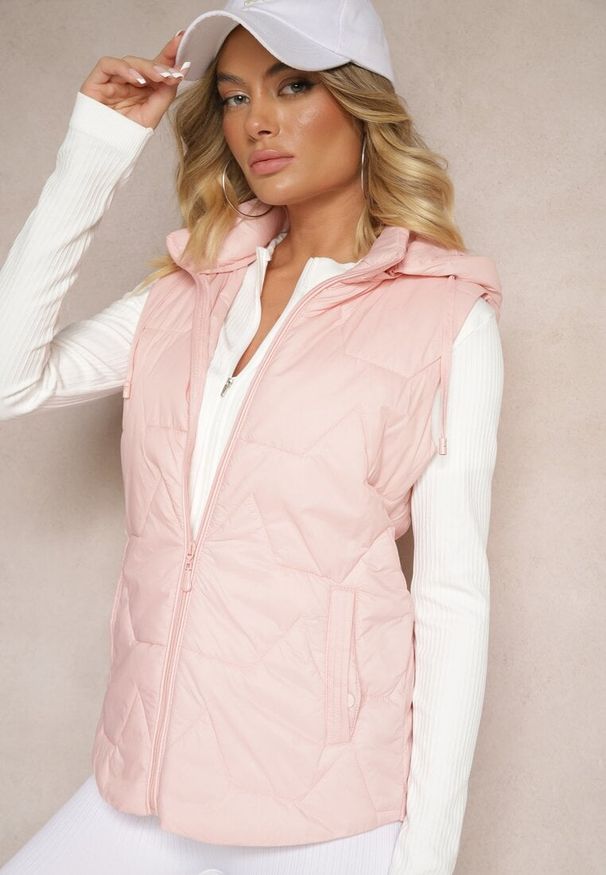 Renee - Różowa Pikowana Kamizelka z Odpinanym Kapturem Falidi. Okazja: na co dzień, na spacer. Typ kołnierza: kaptur. Kolor: różowy. Materiał: jeans. Styl: elegancki, casual