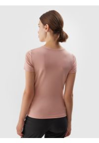 4f - T-shirt regular nadrukiem damski - pudrowy róż. Kolor: różowy. Materiał: materiał, włókno, elastan. Wzór: nadruk #2