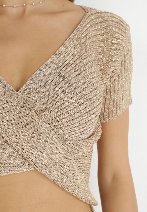 Born2be - Beżowa Krótka Bluzka z Metaliczną Nitką i Ozdobnym Węzłem Leuconoe. Kolor: beżowy. Materiał: dzianina. Długość: krótkie