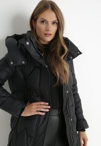 Born2be - Czarna Kurtka z Paskiem i Saszetką Pikowana Długa Phinare. Kolor: czarny. Materiał: materiał. Długość: długie. Wzór: aplikacja #2