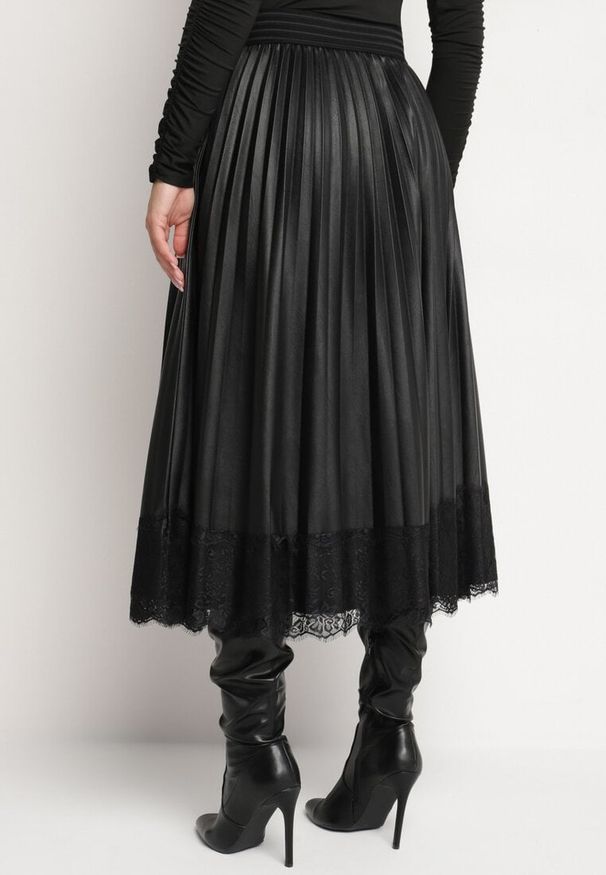 Born2be - Czarna Plisowana Spódnica z Wiskozą z Ekoskóry o Rozkloszowanym Kroju z Koronką Etalena. Okazja: na co dzień, do pracy, na spotkanie biznesowe. Kolor: czarny. Materiał: koronka, wiskoza. Wzór: koronka. Styl: biznesowy, casual