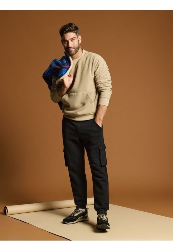 Sinsay - Spodnie tapered fit - czarny. Kolor: czarny. Długość: długie