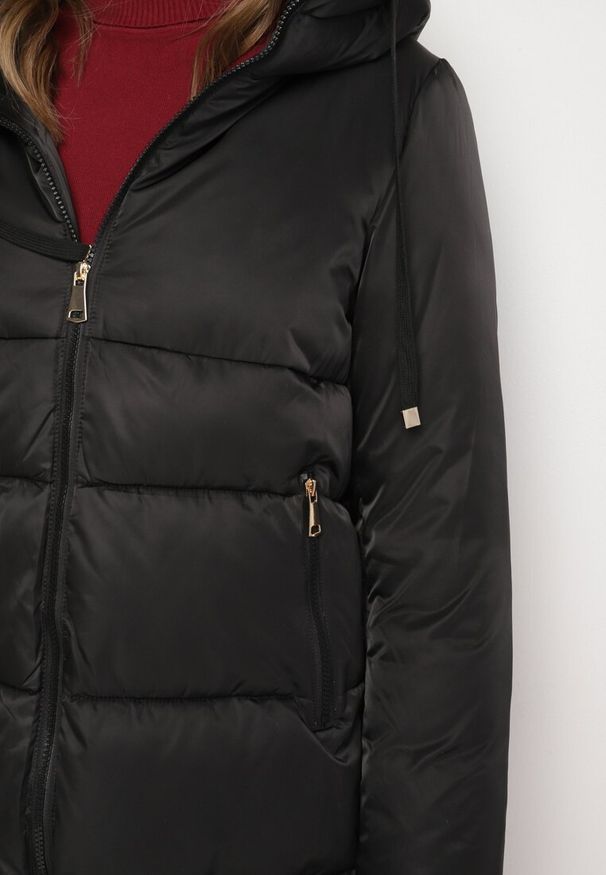 Born2be - Czarna Długa Kurtka Pikowana z Kapturem o Prostym Kroju Torida. Okazja: na co dzień. Typ kołnierza: kaptur. Kolor: czarny. Materiał: jeans. Długość: długie. Styl: casual, elegancki