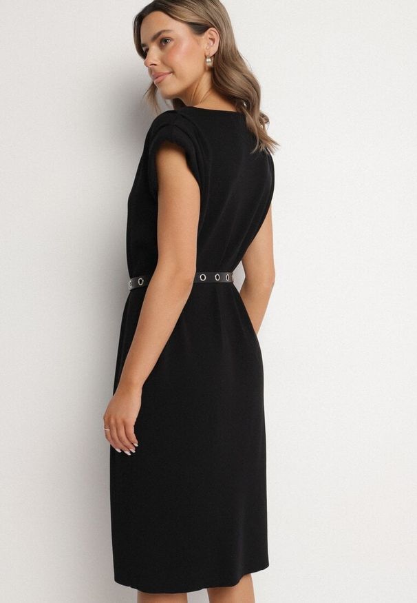 Born2be - Czarna Sukienka z Wiskozą o Pudełkowym Kroju z Paskiem z Klamrą Polliviera. Okazja: na co dzień. Kolor: czarny. Materiał: wiskoza. Styl: casual, elegancki