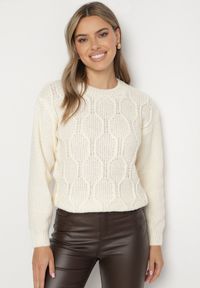 Born2be - Jasnobeżowy Sweter z Wełną Ozdobiony Splotem i Ściągaczami Terevella. Okazja: na co dzień. Kolor: beżowy. Materiał: wełna. Długość rękawa: długi rękaw. Długość: długie. Wzór: aplikacja, ze splotem. Styl: casual, elegancki #3