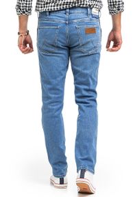 Wrangler - WRANGLER GREENSBORO MĘSKIE SPODNIE JEANSOWE LIGHTHOUSE W15QHNR20 112319139