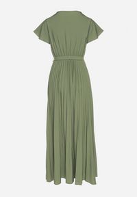 Born2be - Ciemnozielona Elegancka Sukienka Maxi w Plisy z Kopertowym Dekoltem i Wiązaniem Thessi. Kolor: zielony. Sezon: lato. Typ sukienki: kopertowe. Styl: elegancki. Długość: maxi #6