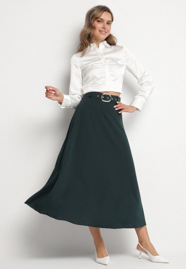 Born2be - Ciemnozielona Rozkloszowana Spódnica z Wysokim Stanem Ozdobiona Paskiem z Klamrą Lobira. Okazja: na co dzień. Stan: podwyższony. Kolor: zielony. Materiał: jedwab. Wzór: aplikacja. Styl: elegancki, casual