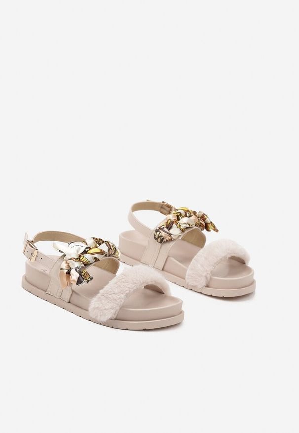 Renee - Beżowe Sandały Ozdobione Wiązaniem i Futerkiem Senelira. Okazja: na co dzień, na imprezę, na spacer. Zapięcie: sprzączka. Kolor: beżowy. Wzór: aplikacja. Materiał: futro. Sezon: lato. Obcas: na obcasie. Styl: casual, elegancki, klasyczny. Wysokość obcasa: niski