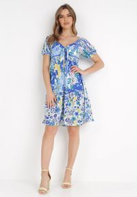 Born2be - Biało-Niebieska Sukienka Ampea. Typ kołnierza: kokarda. Kolor: niebieski. Długość rękawa: krótki rękaw. Wzór: nadruk, kwiaty. Styl: klasyczny. Długość: mini #3
